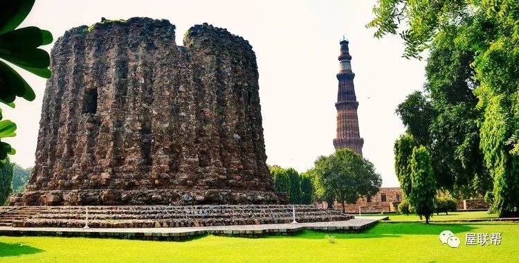 的顧特卜塔(qutb minar)附近,由卡爾吉王朝的阿拉丁·卡爾吉(alauddin