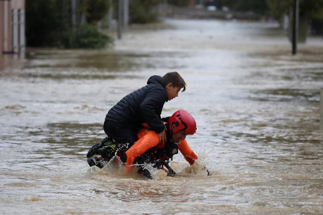 「8(外代二线)法国南部暴雨引发洪水