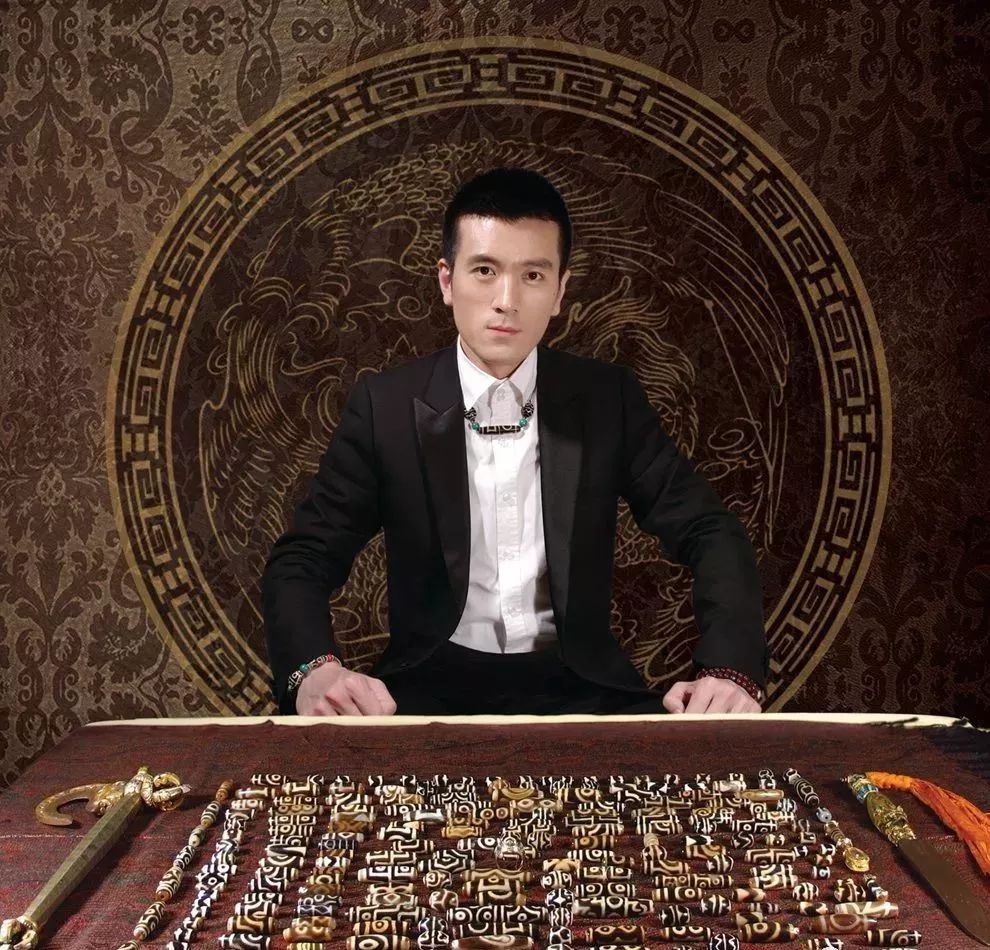 他也被称为天珠王,杨子拥有的天珠有3000多颗,颗颗是精品