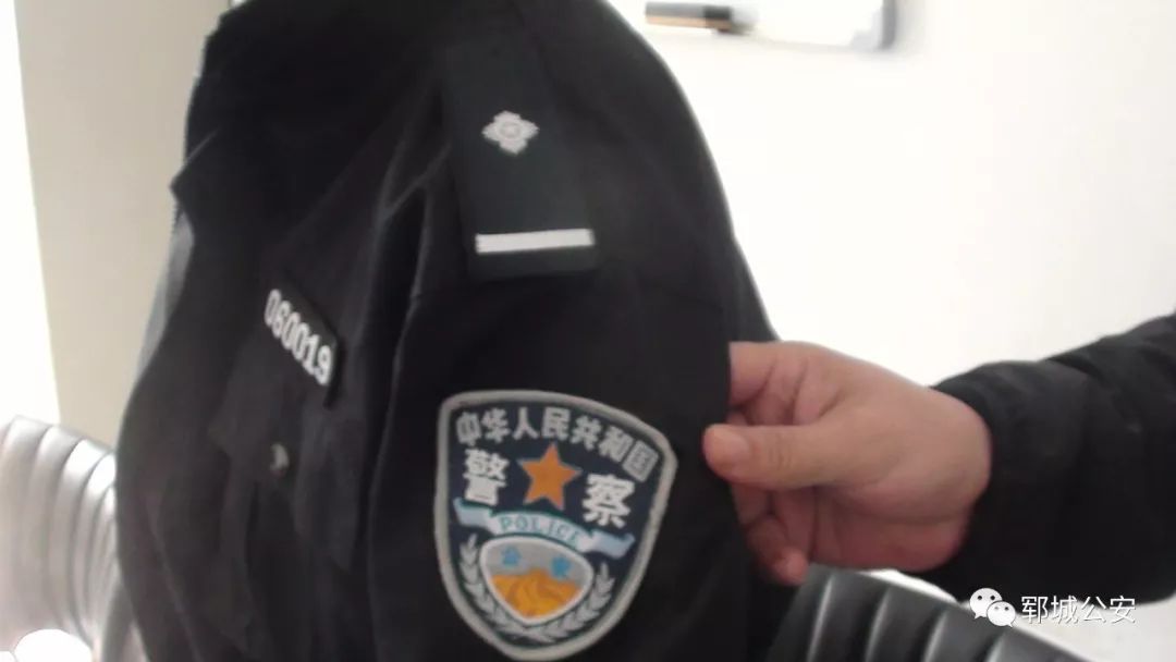 菏泽一男子竟然穿警服在街上闲逛!