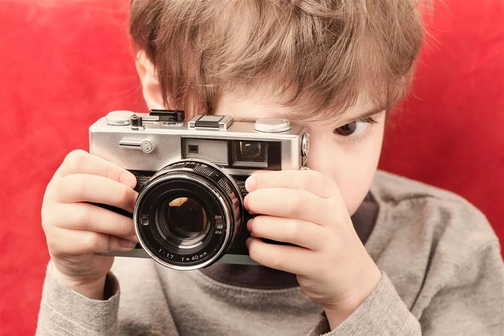 rec成都心家园伏龙社区社工站开展"小小摄影家"活动,以童眼看世界,用