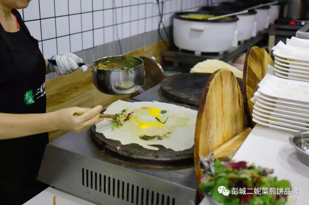 徐州小吃菜煎餅進京啦一塊菜煎餅加一碗粥妥妥的人間美味