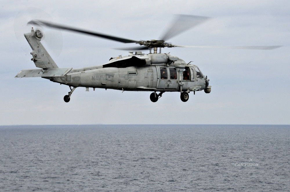 美军mh60s直升机从两栖攻击舰上起飞
