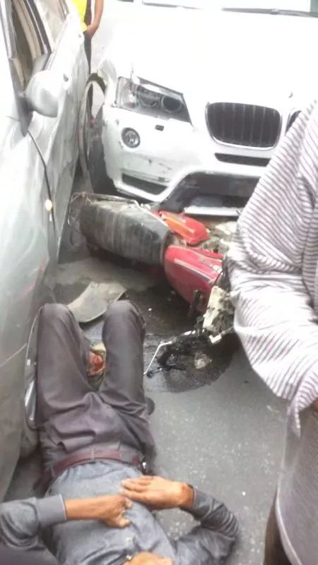 视频紫金宝马女司机超车引发车祸摩托车被压车底