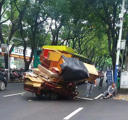 今天梧州發生兩起交通意外:一貨櫃車自燃,三輪車超載釀車禍