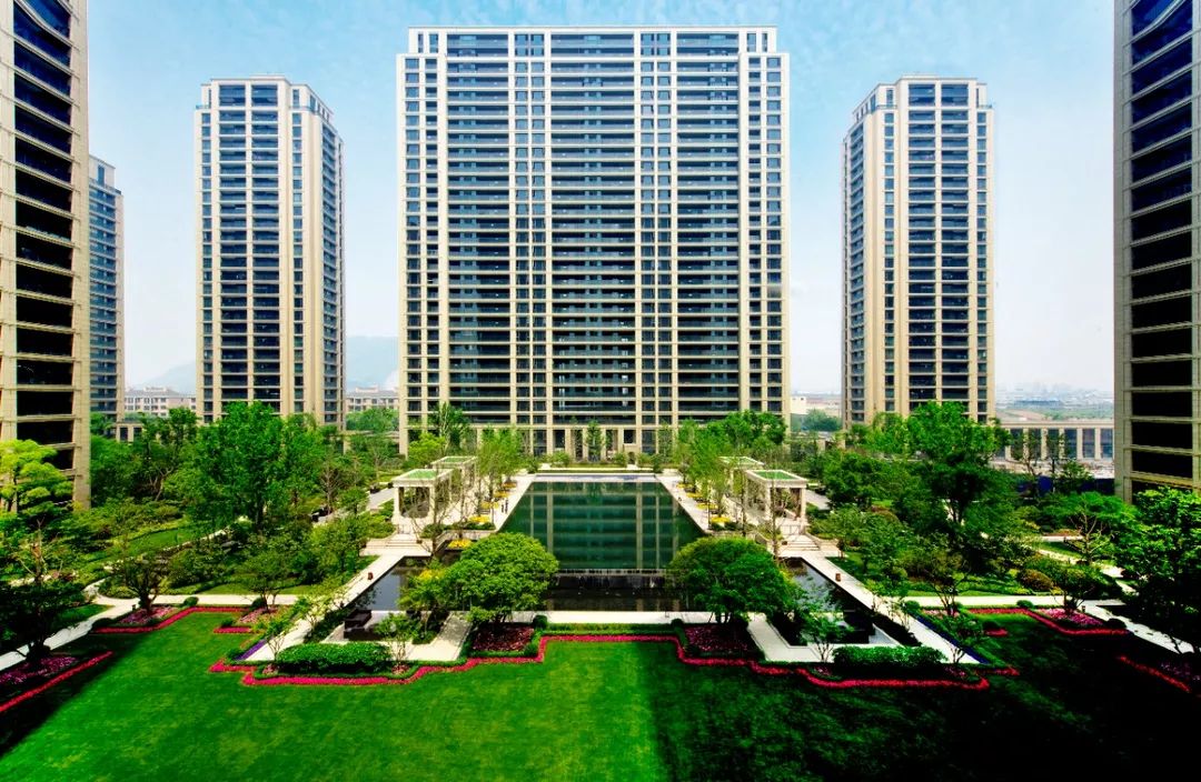 作为绿城二代高层迭代之作,杭州玉园简洁通透的外立面风格,凸显高层