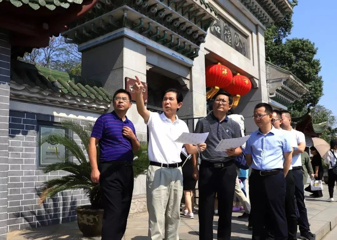 湖口县委书记李小平来到石钟山景区,就景区旅游安全和内部管理工作