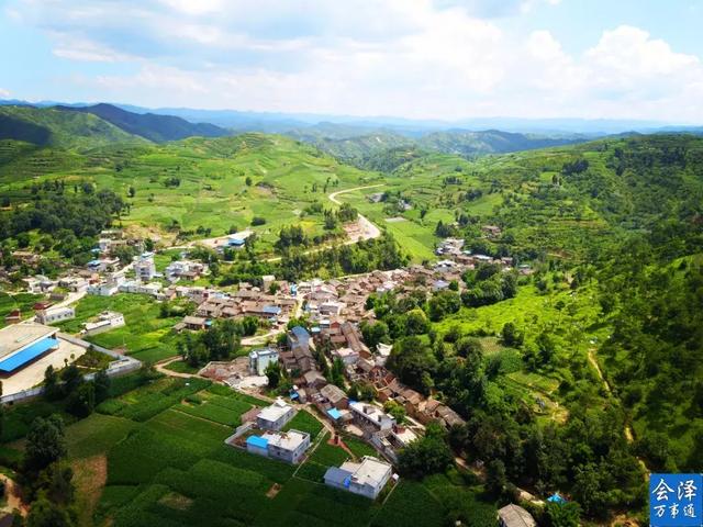 樂業鎮地處會澤縣城北部70公里,東連者海鎮,礦山鎮,火紅鄉,西鄰迤車鎮