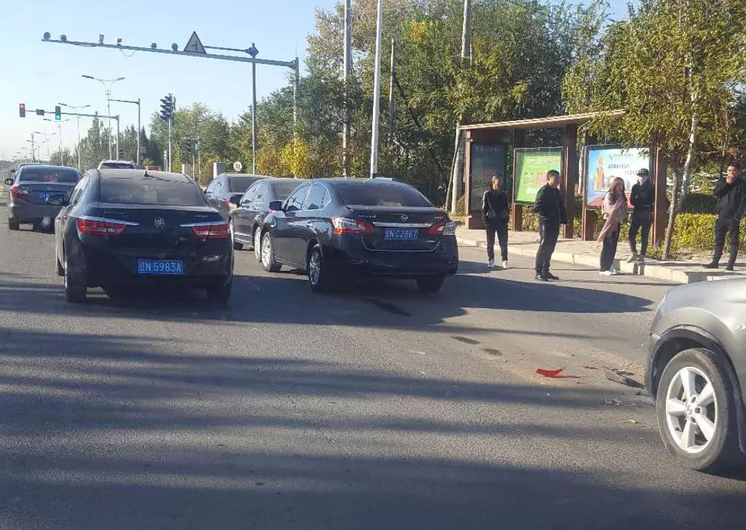 朝陽鳳凰山前丁字路五車輛撞!