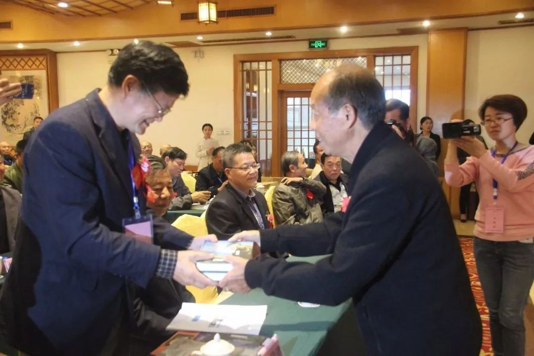 新闻庐山80岁老先生出诗集发布会成读诗大会