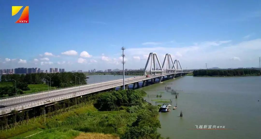 大橋在高樓與高樓之間投下不同的陰影變成夕陽掛上樹梢紅綠燈指引出