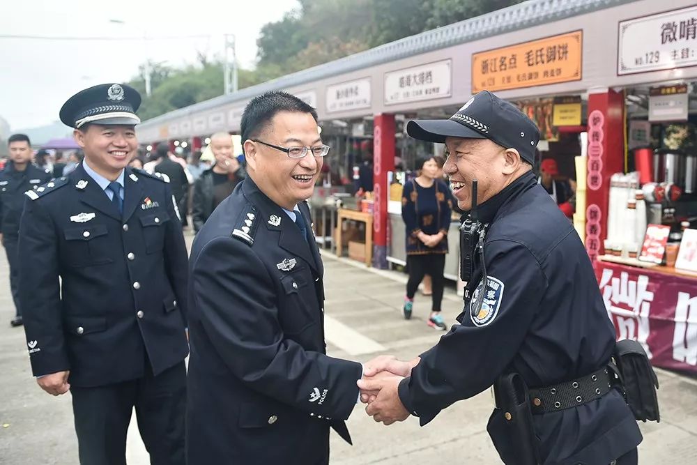 为确保圆满完成安全保卫任务,县委常委,公安局长赵应华到现场检查指导