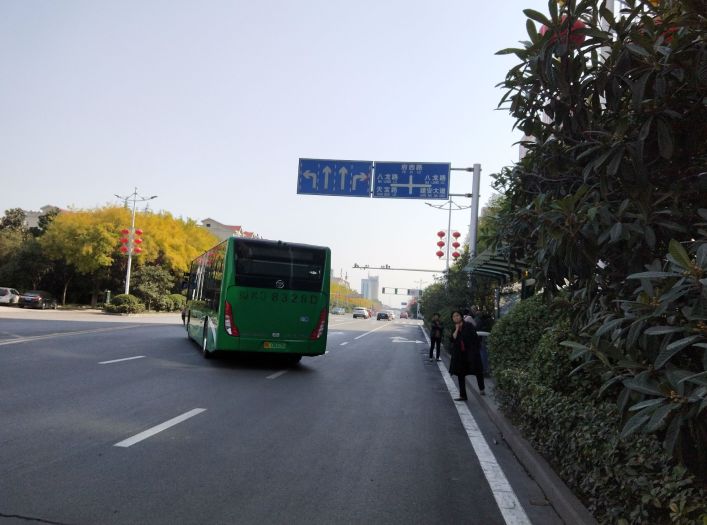 八一路八龍路口站點,公交車為何連續變道?