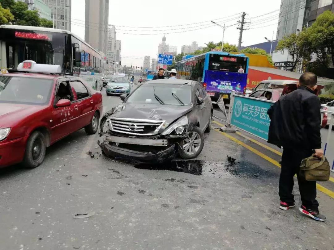 昨日北京中路发生车祸,一车报废,两车受损
