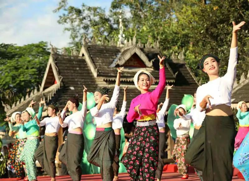 耿马以独具特色的傣族传统歌舞迎接第八届国际澳洲坚果大会