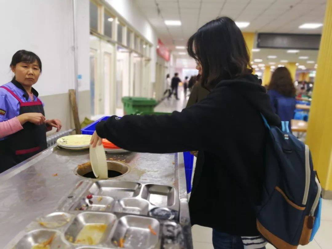 教室是我家,保护靠大家,让我们早起五分钟,在食堂吃完早餐,再进入教室