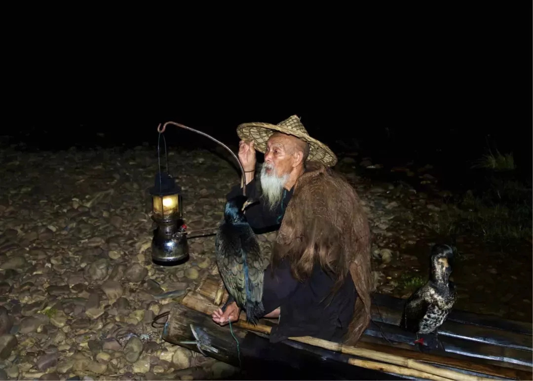 79岁渔翁转型做男模,1000人嘲笑他,10000人为他点赞!