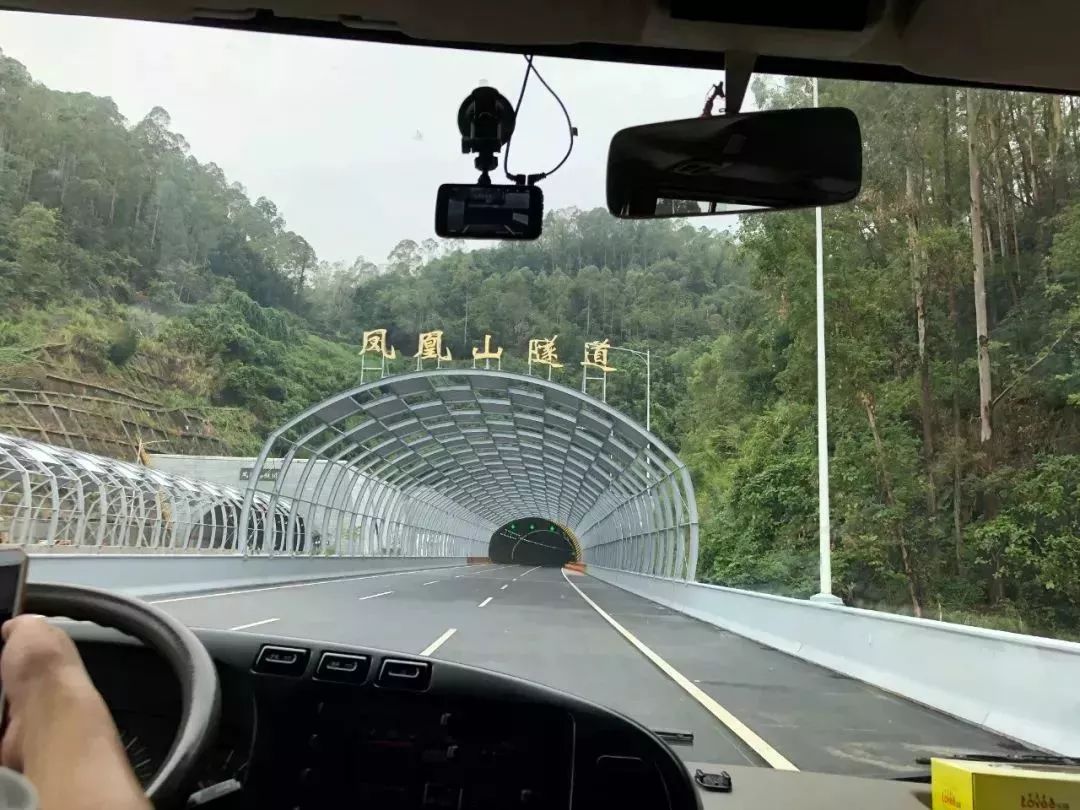 广河高速凤凰山隧道图片