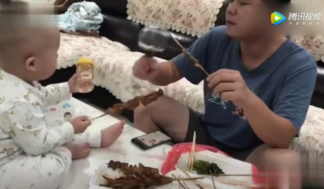 妈妈不在家爷俩就干上了大块吃肉大碗喝酒太有趣