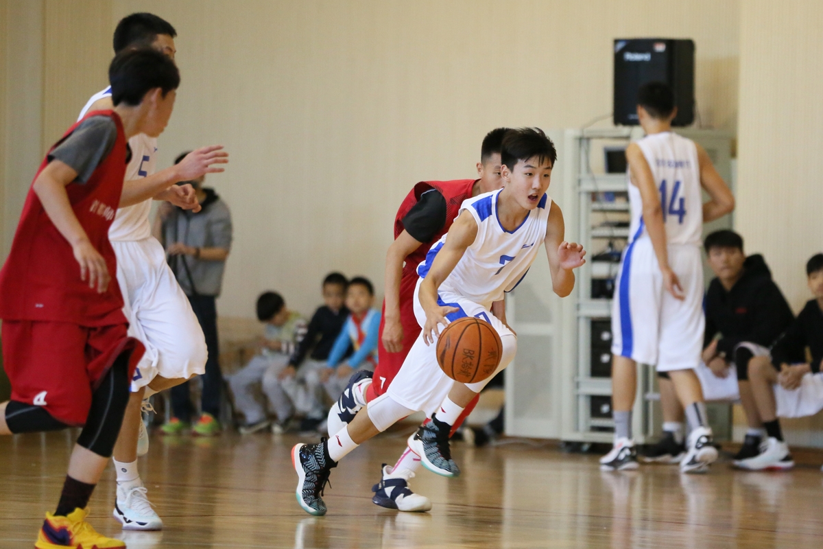 切磋球技互动分享北京农商银行篮球队走进首都师大附中