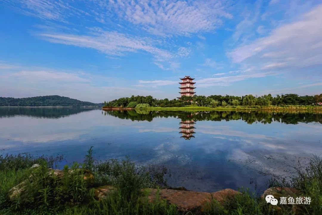 二乔公园由两个半岛组成,以三国文化,二乔主题为背景,是一座集生态