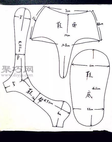 首先,用纸皮照着买来的学步鞋剪好纸样给生活来点儿不一样的!