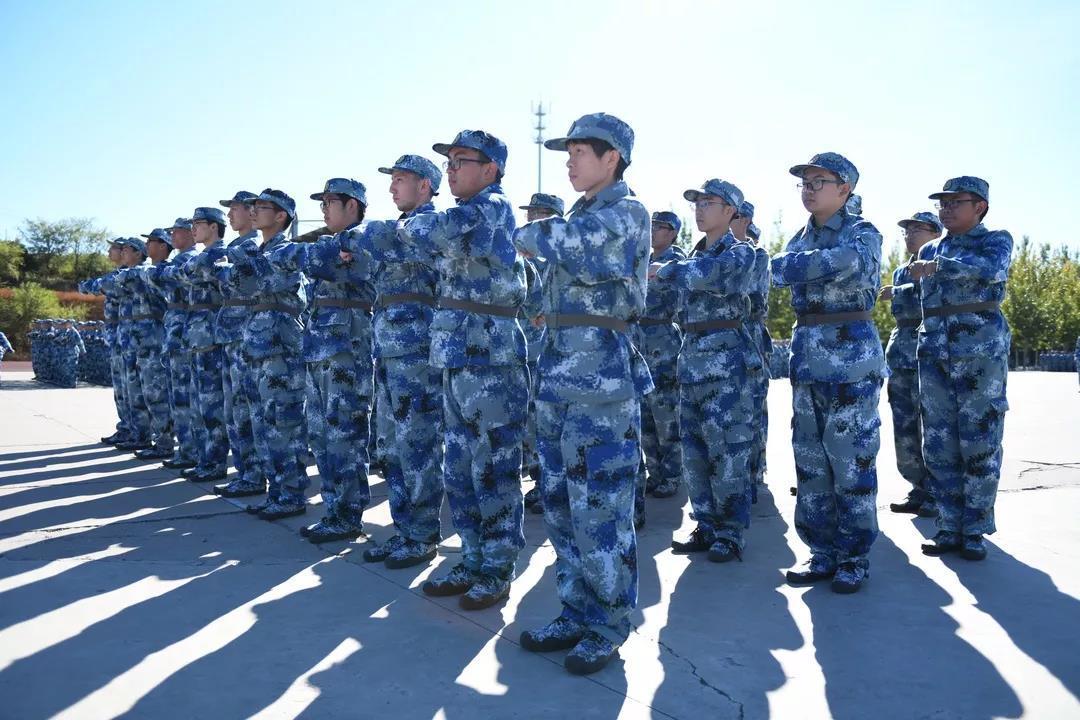 烈日當頭體會了早晚的秋風瑟瑟軍訓進行時2018級軍訓開訓視頻烈日灼燒