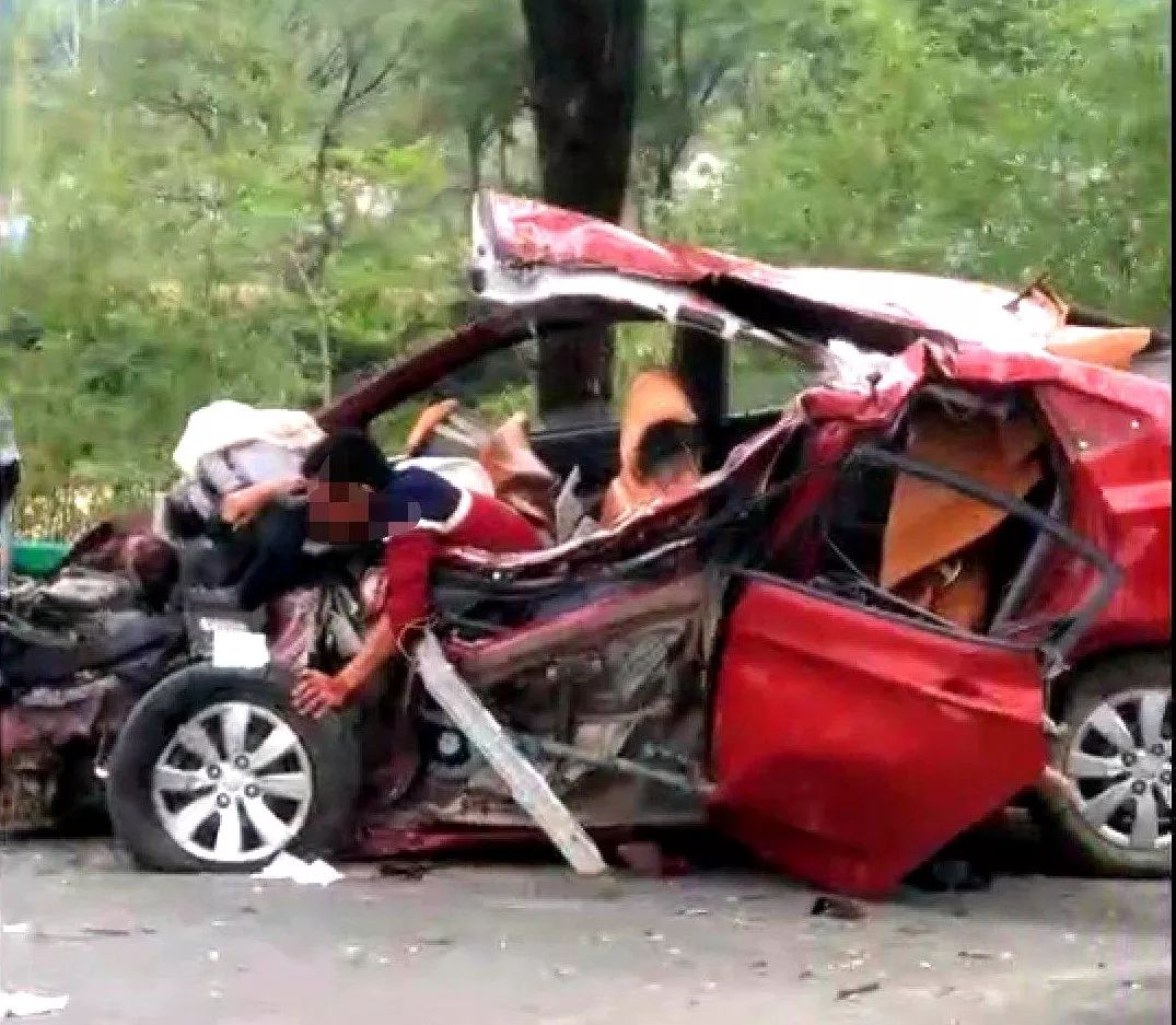 长岭前七号车祸图片