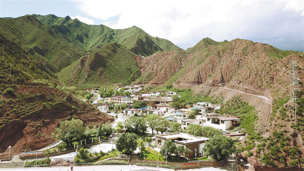 卡若·北京新村对面的若巴温泉大酒店和卡若儿童乐园全景.