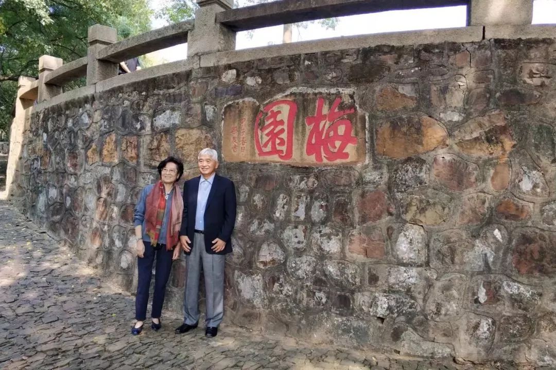 荣智健先生和夫人任顺弥女士及荣氏亲属健步游览荣氏梅园古迹区乐农