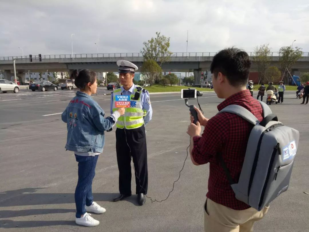 魂落完台州兩事故黑點的車禍視頻曝光又是這些車有人遭碾壓雖頭盔保命