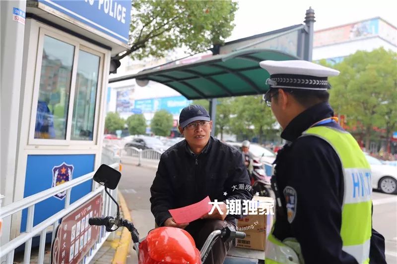 侯效学是今天第一个被拦下来的电动车驾驶员 他说不知道开电动车要戴