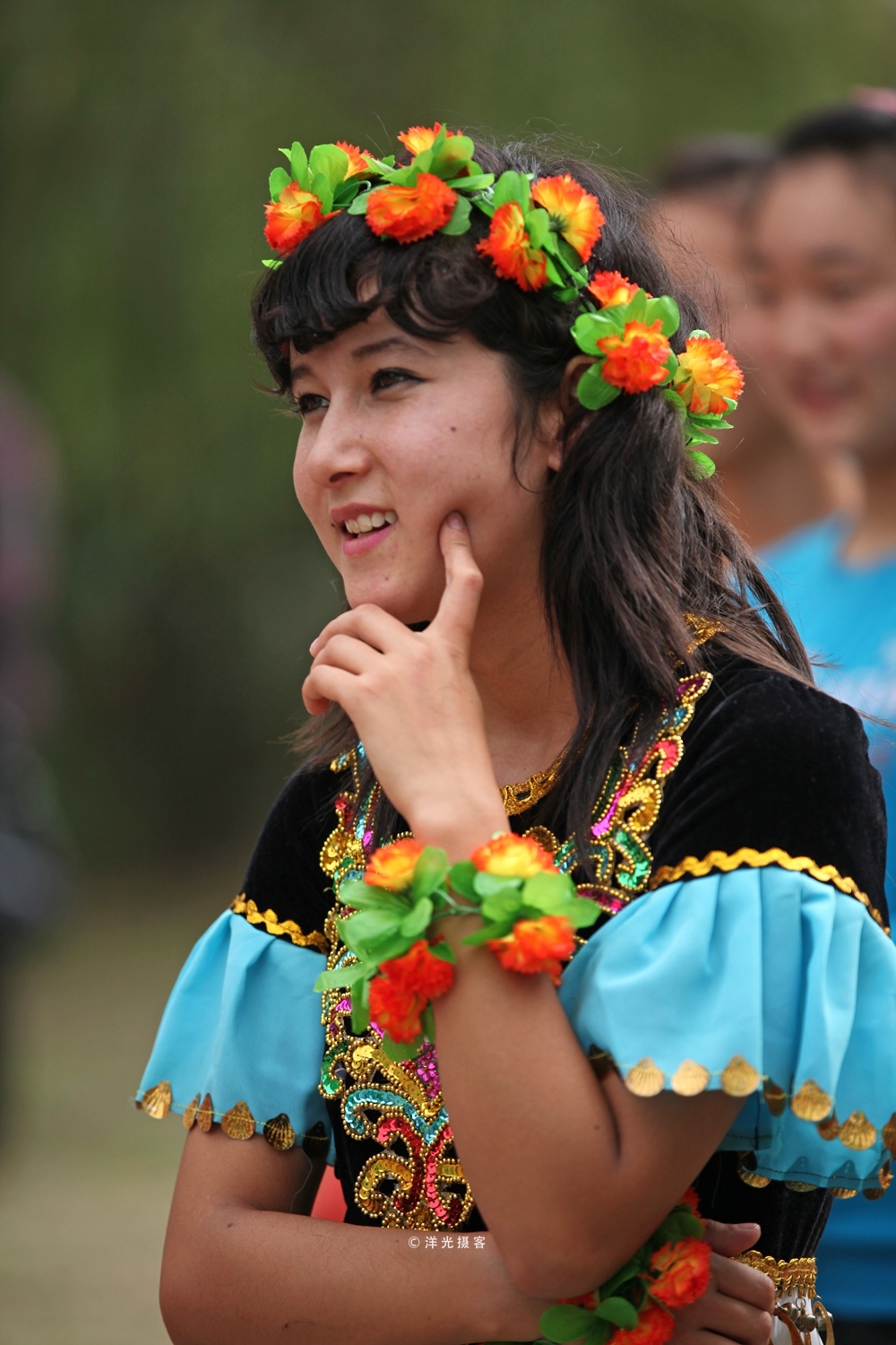 新疆小县城人口不到20万,由25个民族组成,街上女孩犹如联合国