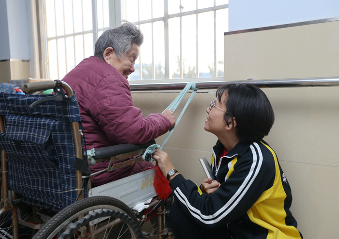 中学生帮助老人的图片图片