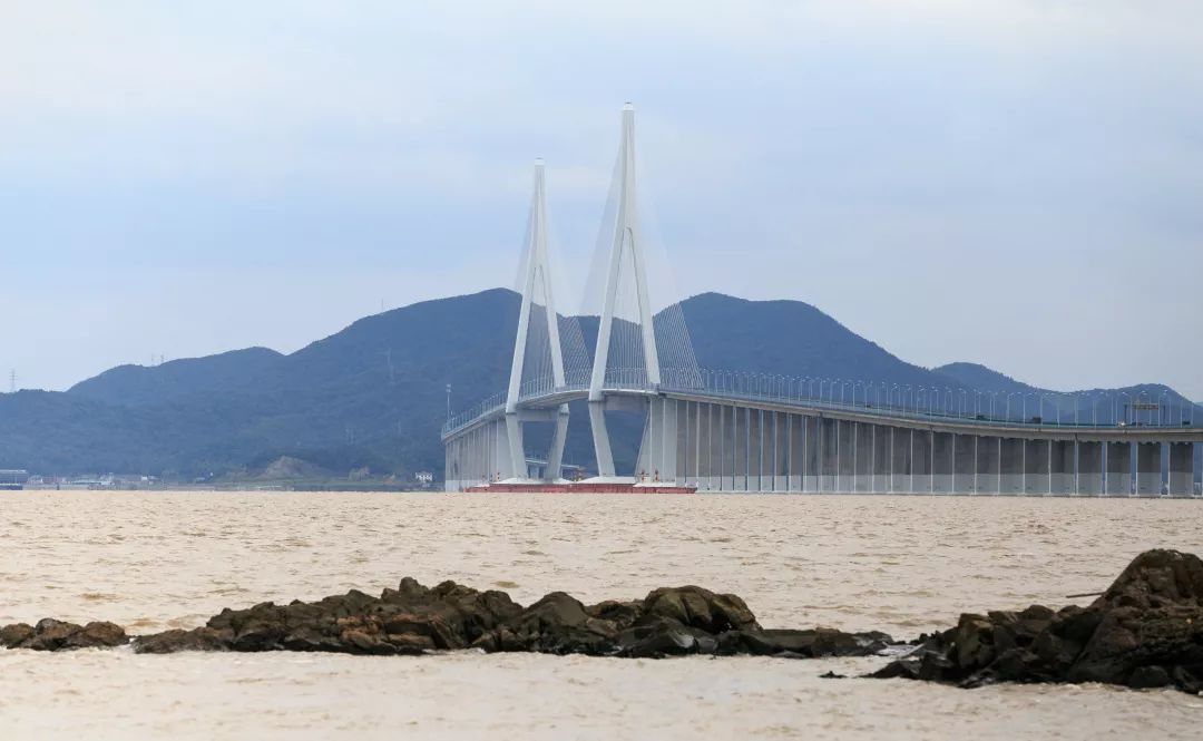 蓝海鲜旅咸祥镇是浙江省宁波市鄞州区辖镇.