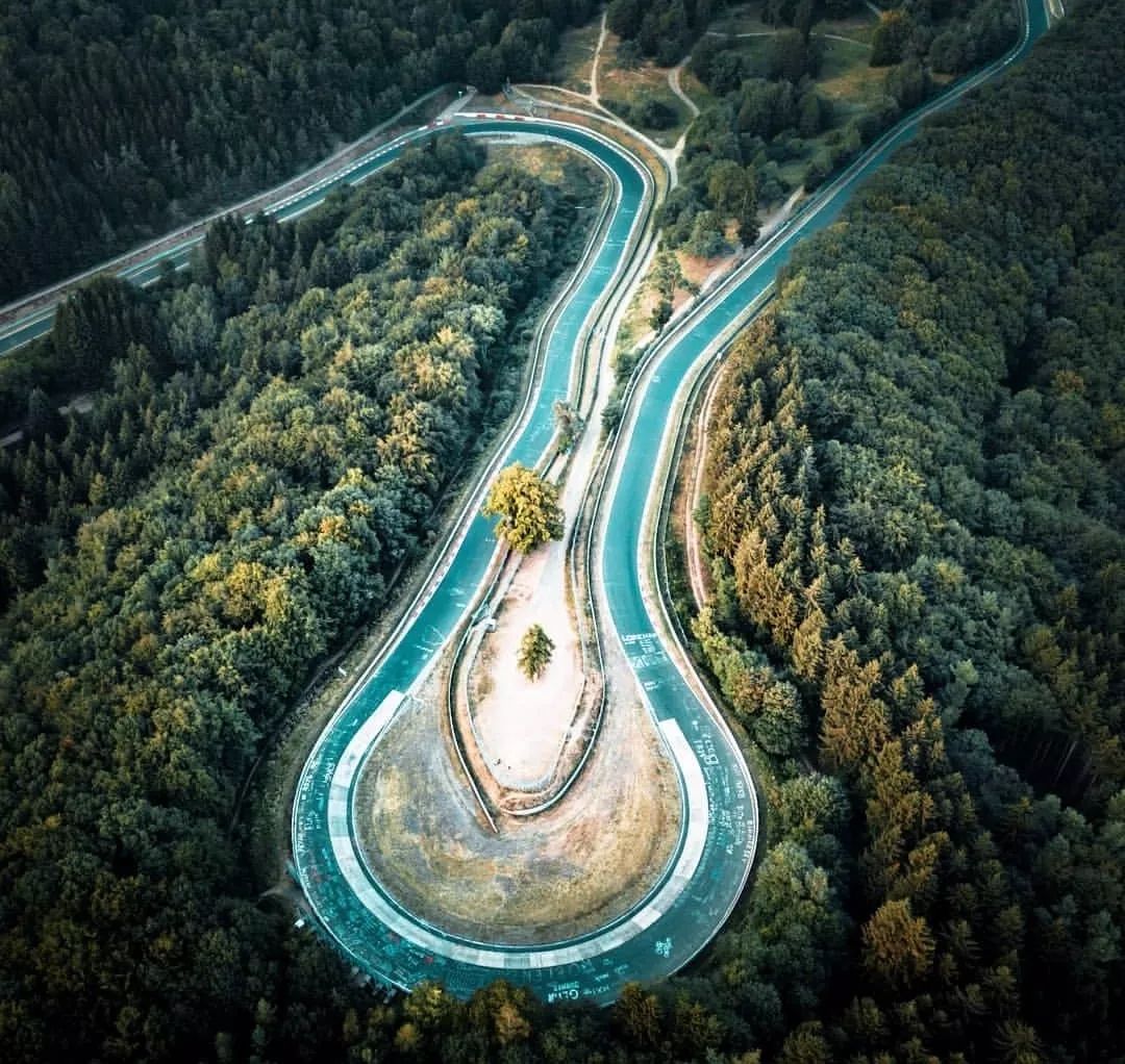 人稱綠色地獄的傳奇賽道紐博格林nürburgring