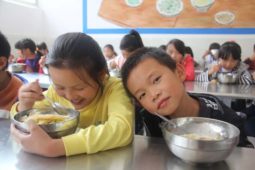 洪一孩子有福了全國首個免費午餐31鄉鎮合作全鄉覆蓋試點項目啟動