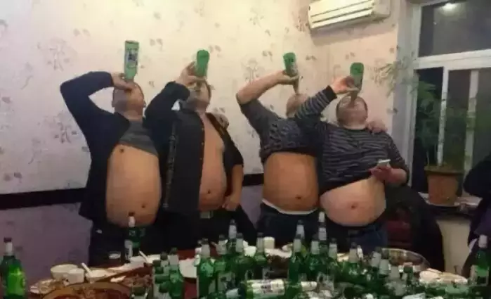 男人喝酒撑大肚子图片