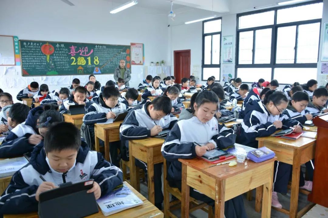 学校上课照片高中图片