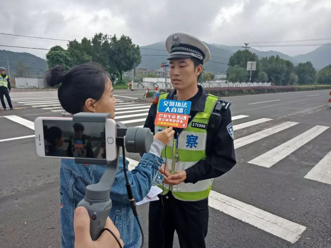 魂落完台州兩事故黑點的車禍視頻曝光又是這些車有人遭碾壓雖頭盔保命