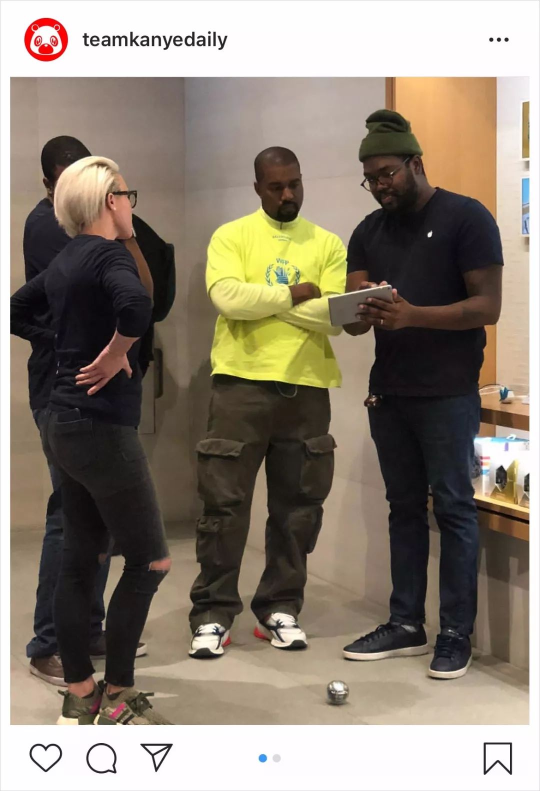 kanye 送别人"椰子,自己却穿上了 ua?