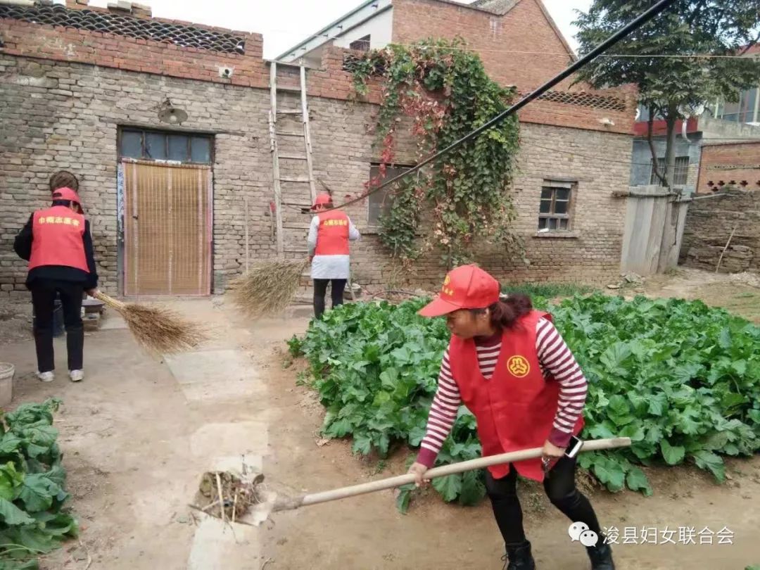 卫贤镇砖城村巾帼志愿服务队为高龄老人洗发,理发,清洁庭院