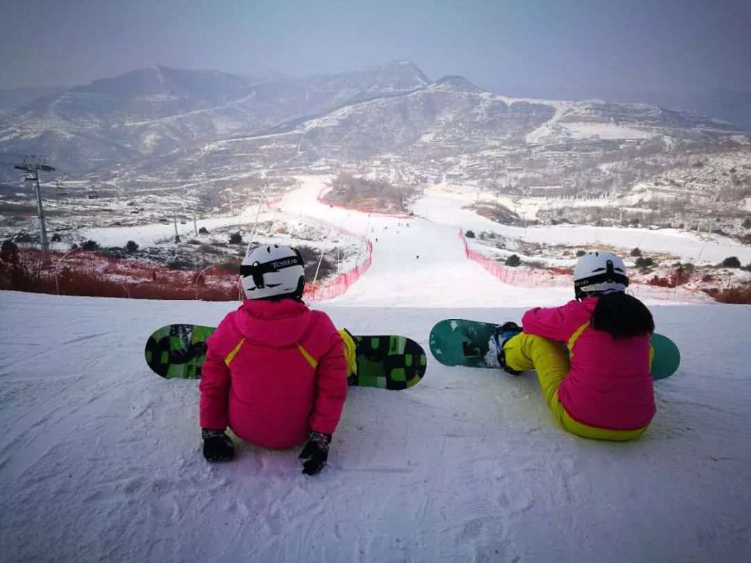 地处河南省巩义市嵩山北麓的探路者嵩顶滑雪场,依山而建,毗邻少林寺