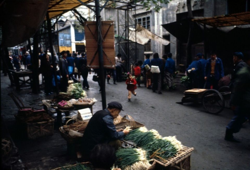 80年代重慶爬坡上坎的老照片 打望聖地被燒燬前的群林市場