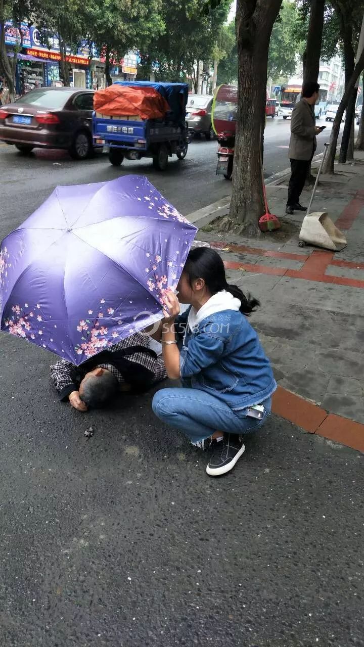 为人撑伞图片