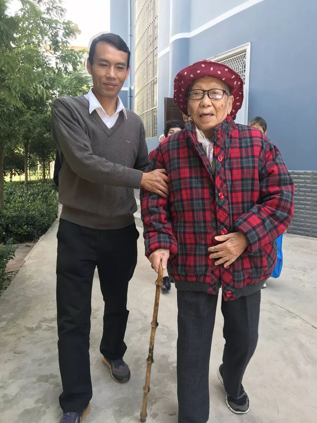 我校97歲高壽的老教師激動的說:回家了,我得好好看看.