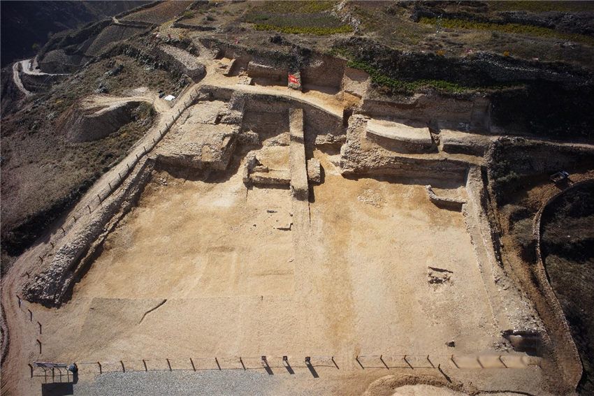 (皇城台相对位置)考古勘探确认了石峁遗址由皇城台,内城,外城三座基本