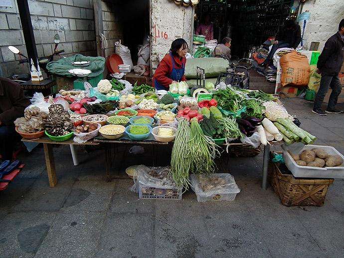 農民進城擺個菜攤,到底能養家餬口嗎?結果說出來你可能不會信!