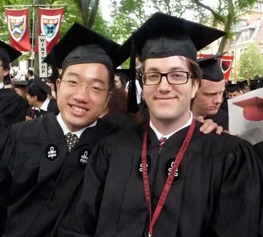 哈佛大学毕业照男图片