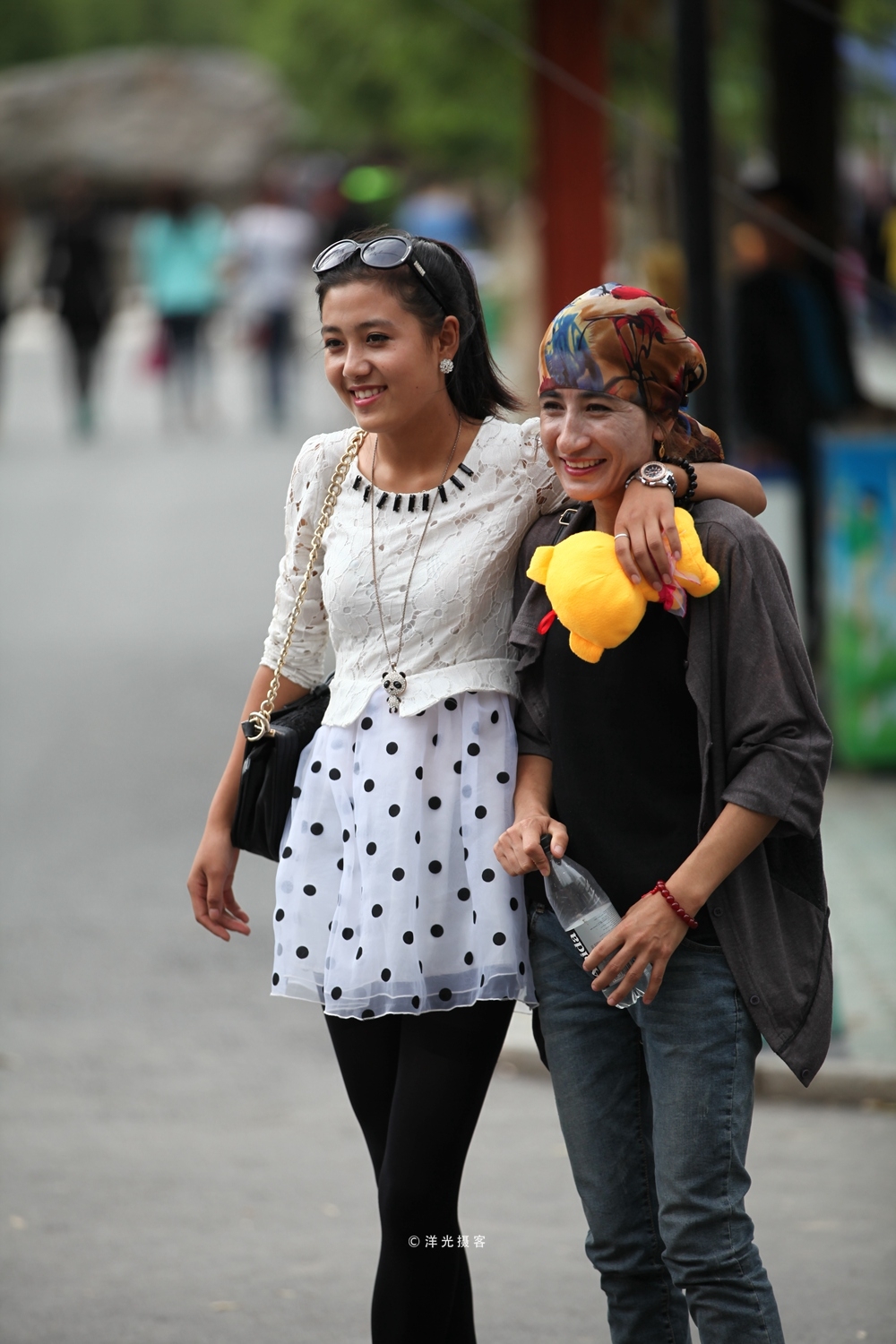 新疆美女街头图片
